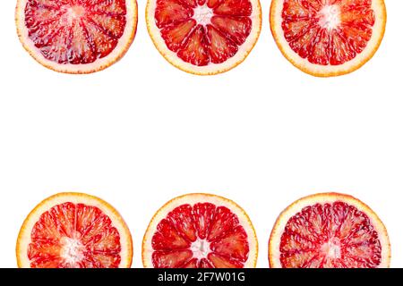 Cadre en tranches d'oranges sanglantes isolées sur fond blanc. Orange sicilienne rouge mûr frais, agrumes, espace libre pour le texte. Banque D'Images