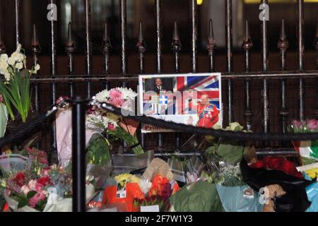 RIP prince Philip tout le monde disait devant Buckingham Palace jusqu'à tard la nuit dernière.Il y avait beaucoup de gens qui laissaient des fleurs aux portes et quelqu'un laissait aussi un ours en peluche.beaucoup de policiers aussi et ils ont arrêté un gars pour avoir crié et avoir bu.un autre gars tenait des bougies et essayait d'obtenir un selfie de lui-même commeeh bien.Certaines personnes pleuraient et beaucoup de gens marchaient autour du palais. Il y avait aussi beaucoup de circulation. En général, on n'a pas beaucoup de circulation devant le palais à cette heure de la journée. Le drapeau était à moitié mât Banque D'Images