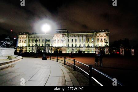 RIP prince Philip tout le monde disait devant Buckingham Palace jusqu'à tard la nuit dernière.Il y avait beaucoup de gens qui laissaient des fleurs aux portes et quelqu'un laissait aussi un ours en peluche.beaucoup de policiers aussi et ils ont arrêté un gars pour avoir crié et avoir bu.un autre gars tenait des bougies et essayait d'obtenir un selfie de lui-même commeeh bien.Certaines personnes pleuraient et beaucoup de gens marchaient autour du palais. Il y avait aussi beaucoup de circulation. En général, on n'a pas beaucoup de circulation devant le palais à cette heure de la journée. Le drapeau était à moitié mât Banque D'Images