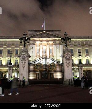 RIP prince Philip tout le monde disait devant Buckingham Palace jusqu'à tard la nuit dernière.Il y avait beaucoup de gens qui laissaient des fleurs aux portes et quelqu'un laissait aussi un ours en peluche.beaucoup de policiers aussi et ils ont arrêté un gars pour avoir crié et avoir bu.un autre gars tenait des bougies et essayait d'obtenir un selfie de lui-même commeeh bien.Certaines personnes pleuraient et beaucoup de gens marchaient autour du palais. Il y avait aussi beaucoup de circulation. En général, on n'a pas beaucoup de circulation devant le palais à cette heure de la journée. Le drapeau était à moitié mât Banque D'Images