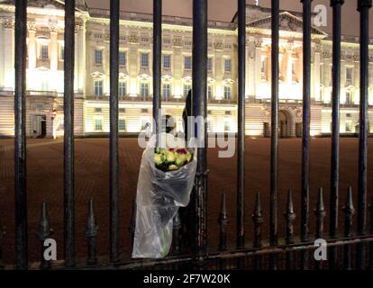 RIP prince Philip tout le monde disait devant Buckingham Palace jusqu'à tard la nuit dernière.Il y avait beaucoup de gens qui laissaient des fleurs aux portes et quelqu'un laissait aussi un ours en peluche.beaucoup de policiers aussi et ils ont arrêté un gars pour avoir crié et avoir bu.un autre gars tenait des bougies et essayait d'obtenir un selfie de lui-même commeeh bien.Certaines personnes pleuraient et beaucoup de gens marchaient autour du palais. Il y avait aussi beaucoup de circulation. En général, on n'a pas beaucoup de circulation devant le palais à cette heure de la journée. Le drapeau était à moitié mât Banque D'Images