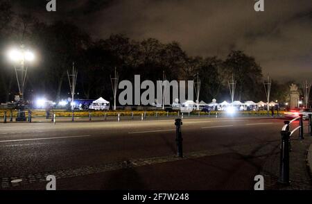 RIP prince Philip tout le monde disait devant Buckingham Palace jusqu'à tard la nuit dernière.Il y avait beaucoup de gens qui laissaient des fleurs aux portes et quelqu'un laissait aussi un ours en peluche.beaucoup de policiers aussi et ils ont arrêté un gars pour avoir crié et avoir bu.un autre gars tenait des bougies et essayait d'obtenir un selfie de lui-même commeeh bien.Certaines personnes pleuraient et beaucoup de gens marchaient autour du palais. Il y avait aussi beaucoup de circulation. En général, on n'a pas beaucoup de circulation devant le palais à cette heure de la journée. Le drapeau était à moitié mât Banque D'Images