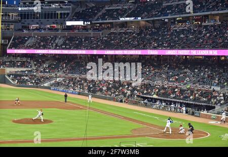 Atlanta, Géorgie, États-Unis. 09e avril 2021. Une foule de 33 % participe à un match de MLB entre les Philadelphia Phillies et les Atlanta Braves au Truist Park à Atlanta, en Géorgie. Austin McAfee/CSM/Alamy Live News Banque D'Images