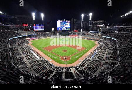 Atlanta, Géorgie, États-Unis. 09e avril 2021. Une foule de 33 % participe à un match de MLB entre les Philadelphia Phillies et les Atlanta Braves au Truist Park à Atlanta, en Géorgie. Austin McAfee/CSM/Alamy Live News Banque D'Images