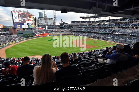 Atlanta, Géorgie, États-Unis. 09e avril 2021. Une foule de 33 % participe à un match de MLB entre les Philadelphia Phillies et les Atlanta Braves au Truist Park à Atlanta, en Géorgie. Austin McAfee/CSM/Alamy Live News Banque D'Images