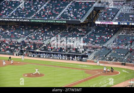 Atlanta, Géorgie, États-Unis. 09e avril 2021. Une foule de 33 % participe à un match de MLB entre les Philadelphia Phillies et les Atlanta Braves au Truist Park à Atlanta, en Géorgie. Austin McAfee/CSM/Alamy Live News Banque D'Images