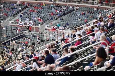 Atlanta, Géorgie, États-Unis. 09e avril 2021. Une foule de 33 % participe à un match de MLB entre les Philadelphia Phillies et les Atlanta Braves au Truist Park à Atlanta, en Géorgie. Austin McAfee/CSM/Alamy Live News Banque D'Images