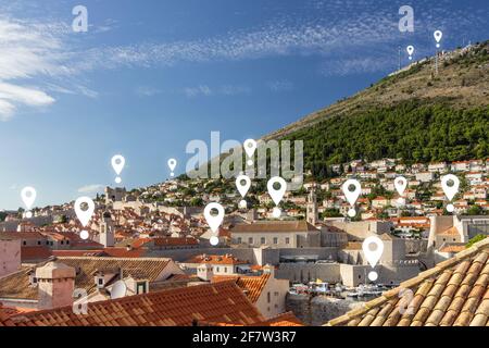 Cartes des icônes de la ville de Dubrovnik. Vue sur les bâtiments de la vieille ville et du mont SRD à Dubrovnik, Croatie, un jour ensoleillé. Banque D'Images