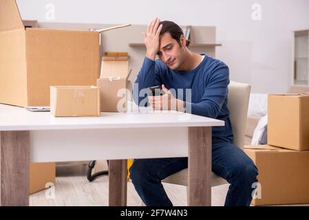 Jeune homme beau qui se déplace vers un nouvel appartement Banque D'Images