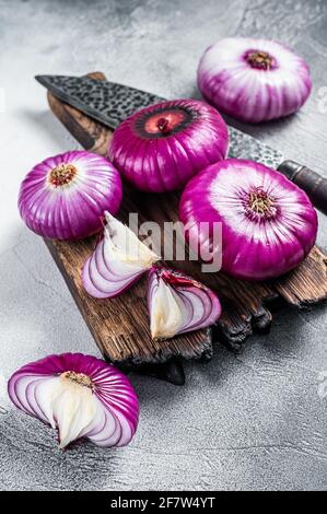 Émincé d'oignon doux rouge plat sur une planche à découper. Arrière-plan blanc. Vue de dessus Banque D'Images