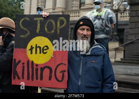 Melbourne, Australie. 10 avril 2021. 'Couronner le meurtre'. Les manifestants se rassemblent devant le Parlement dans le cadre d'une journée nationale d'action pour arrêter les morts noires aux mains de la police, 30 ans après une commission royale d'enquête sur les brutalités policières contre les populations autochtones et pourtant rien n'a changé. Cette situation fait suite au cas le plus récent de brutalité policière envers un adolescent autochtone en Nouvelle-Galles du Sud, plus tôt ce mois-ci. Credit: Jay Kogler/Alay Live News Banque D'Images