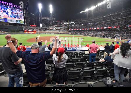 Atlanta, Géorgie, États-Unis. 09e avril 2021. Les fans fêtent une cinquième course à domicile à Atlanta Braves lors d'un match MLB contre les Philadelphia Phillies au Truist Park à Atlanta, GA. Austin McAfee/CSM/Alamy Live News Banque D'Images