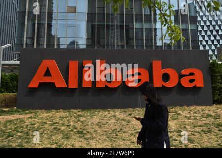 Pékin, Chine. 10 avril 2021. Un piéton passe devant le siège d'Alibaba à Pékin.l'Administration d'État pour la réglementation du marché de la Chine a ensablé Alibaba avec une amende de près de 2.8 milliards de dollars pour des pratiques monopolistiques « alternativement ». Alibaba a publié une lettre ouverte : la punition est un signal d'alarme et un coup de fouet, va créer un environnement de plate-forme plus ouvert. (Photo de Sheldon Cooper/SOPA Images/Sipa USA) crédit: SIPA USA/Alay Live News Banque D'Images