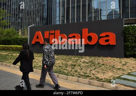 Pékin, Chine. 10 avril 2021. Des piétons marchent devant le siège d'Alibaba à Beijing.l'Administration d'État pour la réglementation du marché de la Chine a frappé Alibaba avec une amende lourde de près de 2.8 milliards de dollars pour des pratiques monopolistiques « alternativement ». Alibaba a publié une lettre ouverte : la punition est un signal d'alarme et un coup de fouet, va créer un environnement de plate-forme plus ouvert. (Photo de Sheldon Cooper/SOPA Images/Sipa USA) crédit: SIPA USA/Alay Live News Banque D'Images