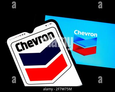 Ukraine. 10 avril 2021. Sur cette photo, le logo Chevron Corporation apparaît sur un smartphone. Credit: Igor Golovniov/SOPA Images/ZUMA Wire/Alamy Live News Banque D'Images