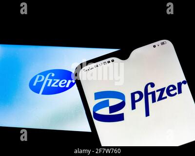 Ukraine. 10 avril 2021. Sur cette photo, le logo de Pfizer, Inc. Est affiché sur un smartphone. Credit: Igor Golovniov/SOPA Images/ZUMA Wire/Alamy Live News Banque D'Images