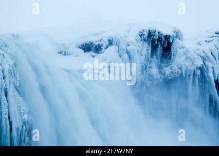 Détail de la chute d'eau Goðafoss gelée pendant les conditions hivernales sur le rivière Skjálfandafljót en Islande Banque D'Images