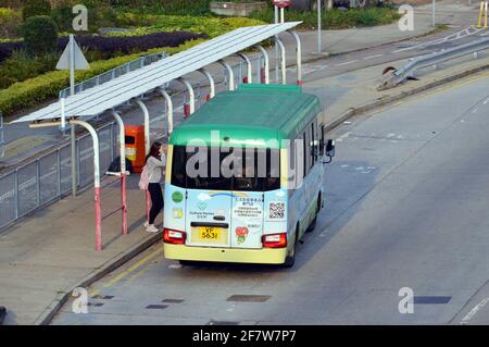 Passager à bord d'un minibus vert à l'arrêt de bus Yeung UK Tsuen, Yuen long, Hong Kong Banque D'Images