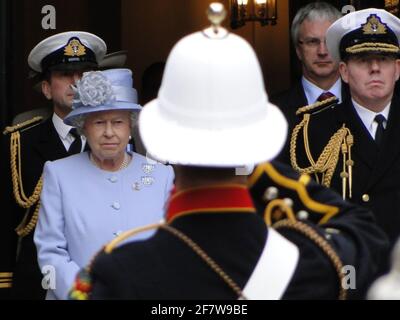 La Reine présente officiellement au duc d'Édimbourg le titre et le bureau de Lord High Admiral of the Navy à Whitehall, pour souligner son 90e anniversaire. Londres, Royaume-Uni Banque D'Images