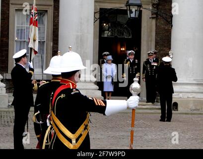La Reine présente officiellement au duc d'Édimbourg le titre et le bureau de Lord High Admiral of the Navy à Whitehall, pour souligner son 90e anniversaire. Londres, Royaume-Uni Banque D'Images