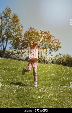 Portrait d'une petite fille jouant dans le parc Banque D'Images