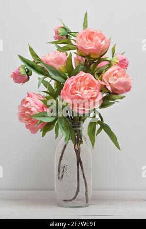 Gros plan de magnifiques fleurs de pivoine rose dans un vase Banque D'Images