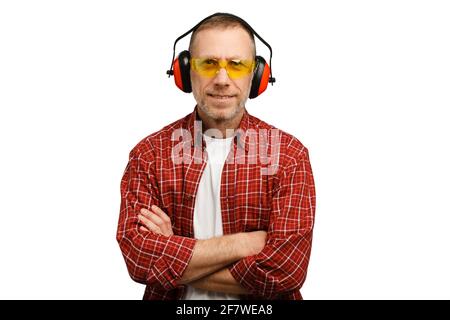 Une personne portant des lunettes de protection et des protections auditives. Prise de vue en studio isolée sur fond blanc. Banque D'Images