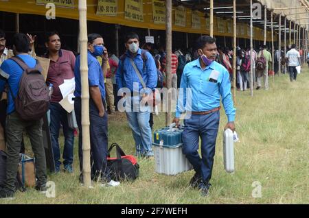 Kolkata, Inde. 04e juin 2020. Un responsable des sondages portant un masque de protection, recevant des machines virtuelles et du matériel de vote au Serampore College de Hooghly pour les distribuer à différents centres de vote avant les sondages de l'Assemblée du Bengale occidental. (Photo de Dipa Chakraborty/Pacific Press) crédit: Pacific Press Media production Corp./Alay Live News Banque D'Images