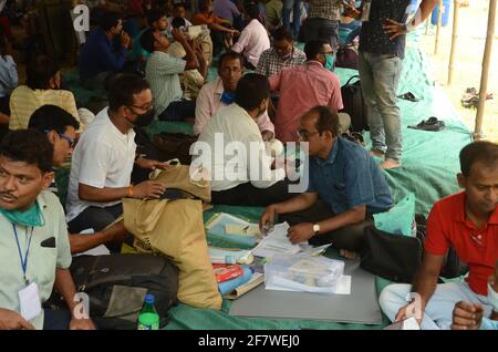 Kolkata, Inde. 04e juin 2020. Un responsable des sondages portant un masque de protection, recevant des machines virtuelles et du matériel de vote au Serampore College de Hooghly pour les distribuer à différents centres de vote avant les sondages de l'Assemblée du Bengale occidental. (Photo de Dipa Chakraborty/Pacific Press) crédit: Pacific Press Media production Corp./Alay Live News Banque D'Images