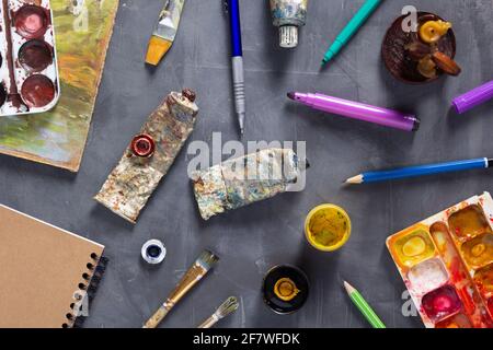 Pinceau et tubes avec outils de peintre à la texture d'arrière-plan de table abstraite. Concept de peintre artistique et pinceau Banque D'Images