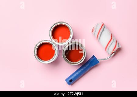 Boîtes de peintures et rouleau sur fond de couleur Banque D'Images