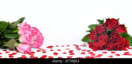 Bouquet de roses rose et rouge avec coeurs isolés sur blanc. Fond de Saint-Valentin ou de fête des mères. Banque D'Images