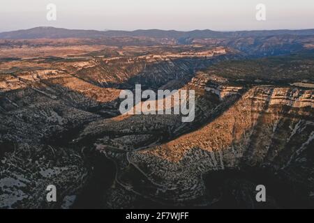 Vue aérienne sur la vallée des Gorges la vis et le cirque des Navacelles dans le parc national des Cévennes, sud de la France Banque D'Images