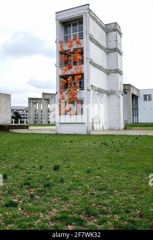 21.02.2020, Duisburg, Nordrhein-Westfalen, Deutschland - Gebaeuderest in dem von Dani Karavan gestalteten Garten der Erinnerung in Duisburg am Innenha Banque D'Images