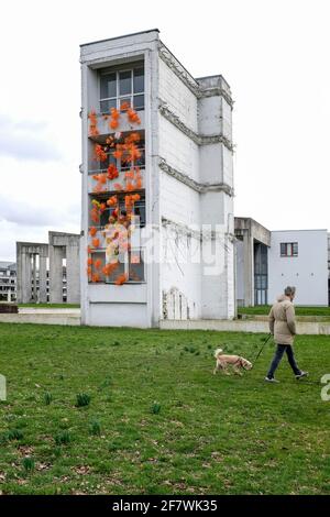 21.02.2020, Duisburg, Nordrhein-Westfalen, Deutschland - Gebaeuderest in dem von Dani Karavan gestalteten Garten der Erinnerung in Duisburg am Innenha Banque D'Images