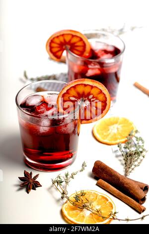 Vin chaud froid avec cerise et orange sanglant. Boissons alcoolisées encore vie. Oranges siciliennes, bâtonnets de cannelle, origan, anis et gingembre sec. LIG Banque D'Images