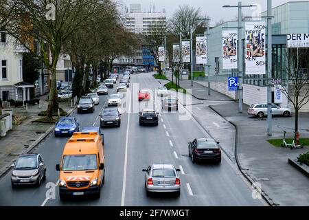 03.02.2020, Essen, Nordrhein-Westfalen, Deutschland - Blick auf die Alfredstrasse auf der Hoehe des Museums Folkwang Die vierswig ausgebaute Alfreds Banque D'Images