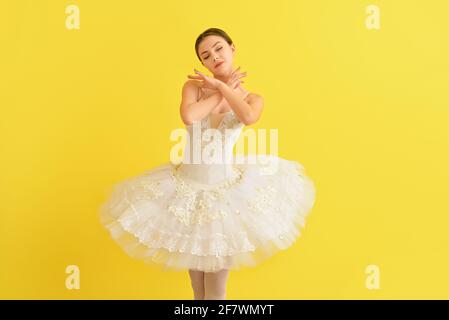 Belle jeune ballerine sur un fond de couleur Banque D'Images