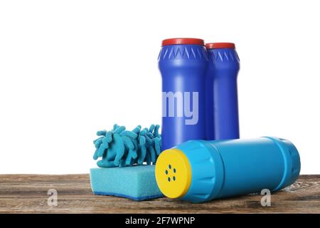 Jeu de fournitures de nettoyage sur table en bois sur fond blanc Banque D'Images