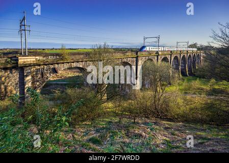 Un train traversant le viaduc de Sankey à Earlestown au-dessus de la vallée de Sankey. C'est le premier viaduc de chemin de fer majeur dans le monde. Banque D'Images