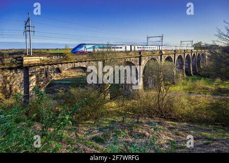 Un train traversant le viaduc de Sankey à Earlestown au-dessus de la vallée de Sankey. C'est le premier viaduc de chemin de fer majeur dans le monde. Banque D'Images