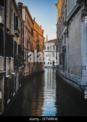 Petit canal à Venise, Italie, avec balcon, et, ciel bleu reflet sur l'eau, pas de bateau, pas de personnes Banque D'Images