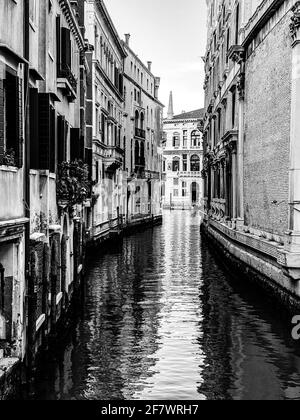 Petit canal à Venise, Italie, avec balcon, et, ciel bleu reflet sur l'eau, pas de bateau, pas de personnes Banque D'Images