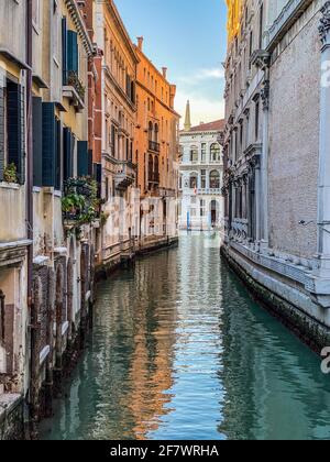 Petit canal à Venise, Italie, avec balcon, et, ciel bleu reflet sur l'eau, pas de bateau, pas de personnes Banque D'Images