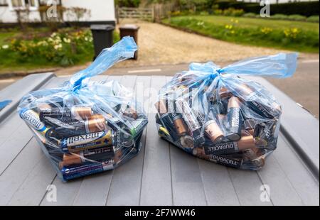 Hampshire, Angleterre, Royaume-Uni. 2021. Les batteries domestiques usagées sont emballées pour recyclage et seront récupérées par les autorités locales Banque D'Images