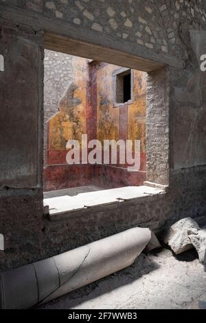 Torre Annunziata. Italie. Site archéologique d'Oplontis (Villa di Poppea / Villa Poppea / Villa A). Vue depuis le salon 17 avec fenêtre donnant sur ou Banque D'Images