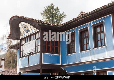 Une façade de maison bleue dans le style d'architecture bulgare traditionnel dans Koprivshtitsa Banque D'Images