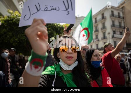 Manifestation du 112e vendredi en Algérie. Les manifestants de Hirak, un mouvement populaire de protestation né le 22 février 2019, ont défilé vendredi dans les rues d'Alger pour réitérer leur refus des élections législatives anticipées de juin 12 et exiger l'indépendance du pouvoir judiciaire ainsi que la libération des détenus Hirak. Les manifestants algériens lèvent un drapeau national alors qu'ils marchent pour réclamer un changement politique dans la capitale Alger, Algérie, le 9 avril 2021. Photo de Louiza Ammi/ABACAPRESS.COM Banque D'Images