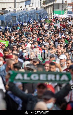 Manifestation du 112e vendredi en Algérie. Les manifestants de Hirak, un mouvement populaire de protestation né le 22 février 2019, ont défilé vendredi dans les rues d'Alger pour réitérer leur refus des élections législatives anticipées de juin 12 et exiger l'indépendance du pouvoir judiciaire ainsi que la libération des détenus Hirak. Les manifestants algériens lèvent un drapeau national alors qu'ils marchent pour réclamer un changement politique dans la capitale Alger, Algérie, le 9 avril 2021. Photo de Louiza Ammi/ABACAPRESS.COM Banque D'Images