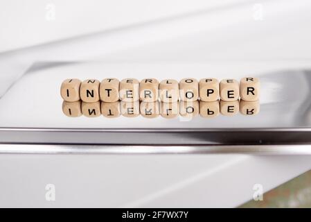 Mot interloper fait de cubes en bois Banque D'Images